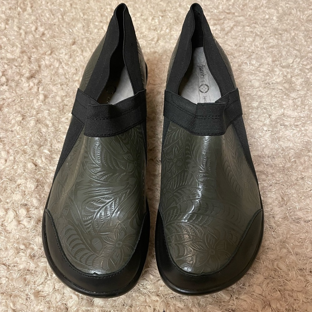 EUC! Jambu Embossed Leather Comfort Sport Wedge Black and Green Slip-On Clogs - Picture 9 of 11